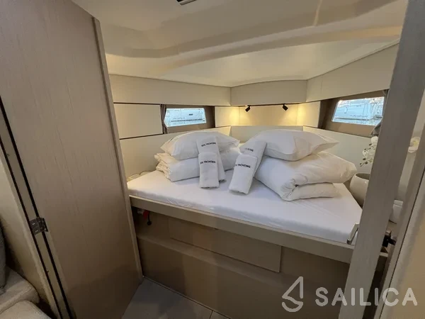 Oceanis 38.1 - Yacht Charter Sailica