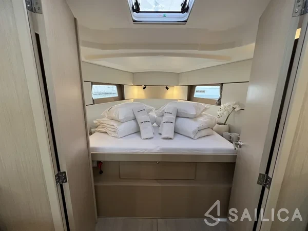 Oceanis 38.1 - Yacht Charter Sailica