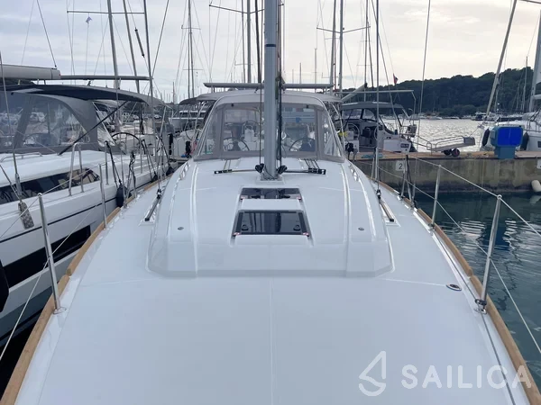 Oceanis 38.1 - Yacht Charter Sailica