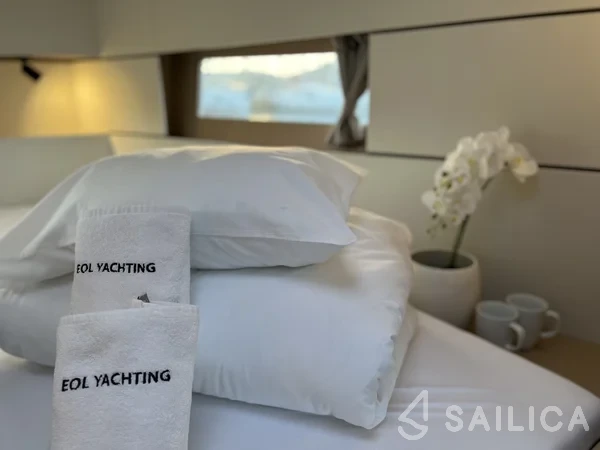 Oceanis 38.1 - Yacht Charter Sailica