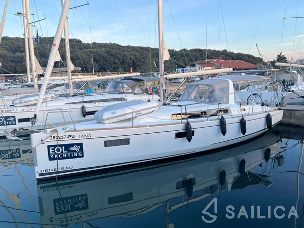 Oceanis 38.1 - Yacht Charter Sailica
