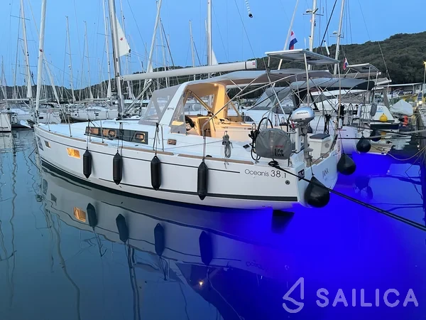 Oceanis 38.1 - Yacht Charter Sailica