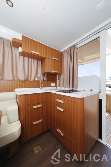 Greenline 33 - Yacht Charter Sailica