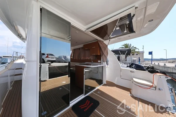 Greenline 33 - Yacht Charter Sailica