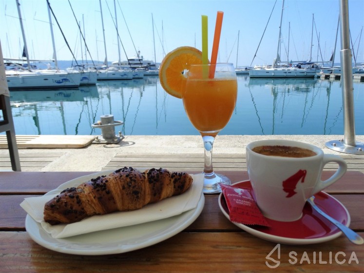 Bali 4.6 - Yacht Charter Sailica