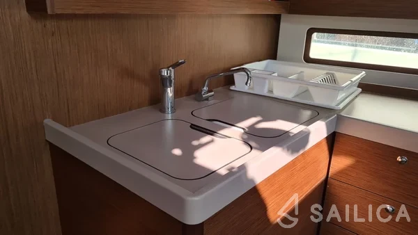 Oceanis 40.1 - Yacht Charter Sailica