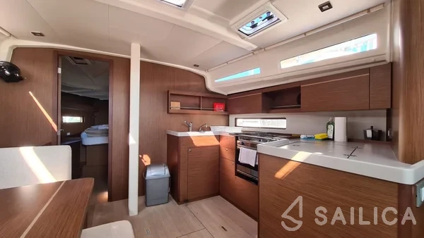 Oceanis 40.1 - Yacht Charter Sailica