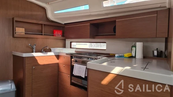 Oceanis 40.1 - Yacht Charter Sailica