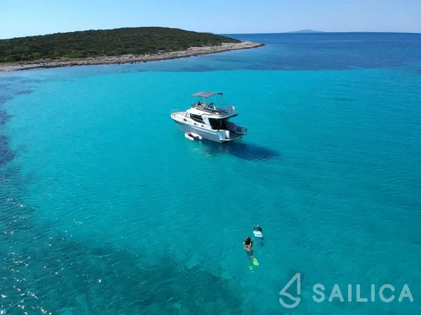 Swift Trawler 30 - Yacht Charter Sailica
