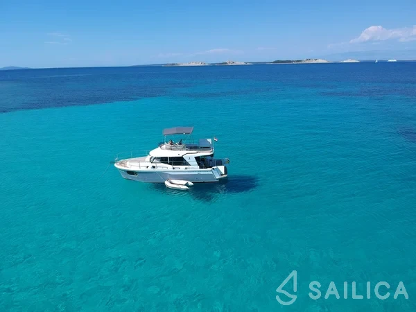 Swift Trawler 30 - Yacht Charter Sailica