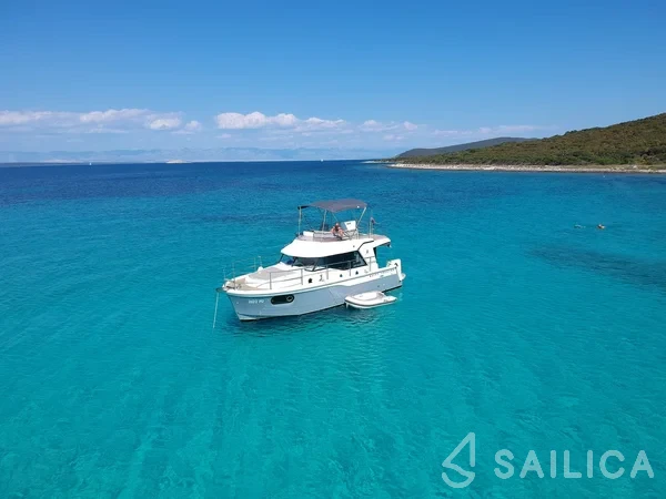 Swift Trawler 30 - Yacht Charter Sailica
