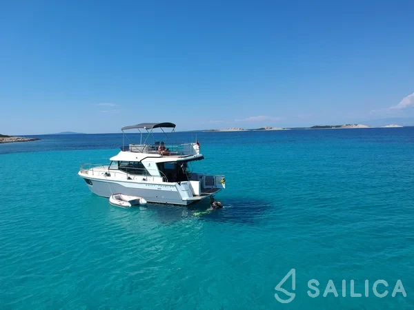 Swift Trawler 30 - Yacht Charter Sailica