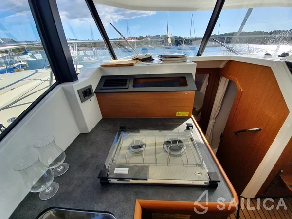 Swift Trawler 30 - Yacht Charter Sailica