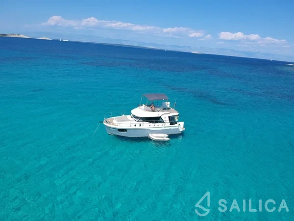 Swift Trawler 30 - Yacht Charter Sailica