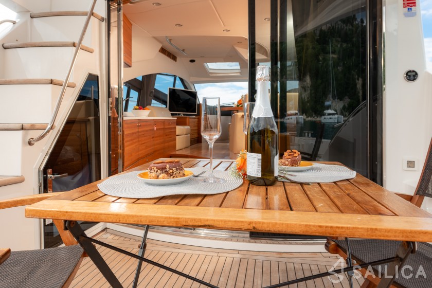 Sealine T 50 - Yacht Charter Sailica