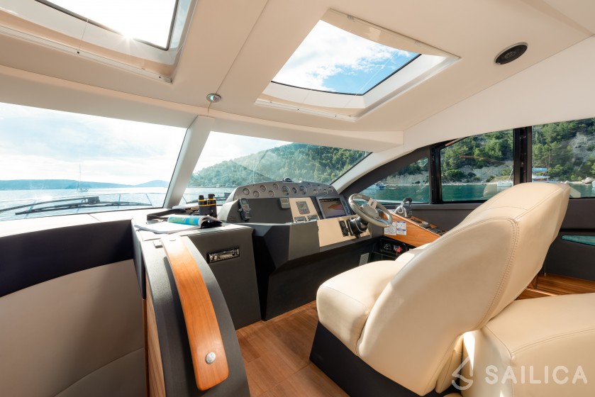 Sealine T 50 - Yacht Charter Sailica