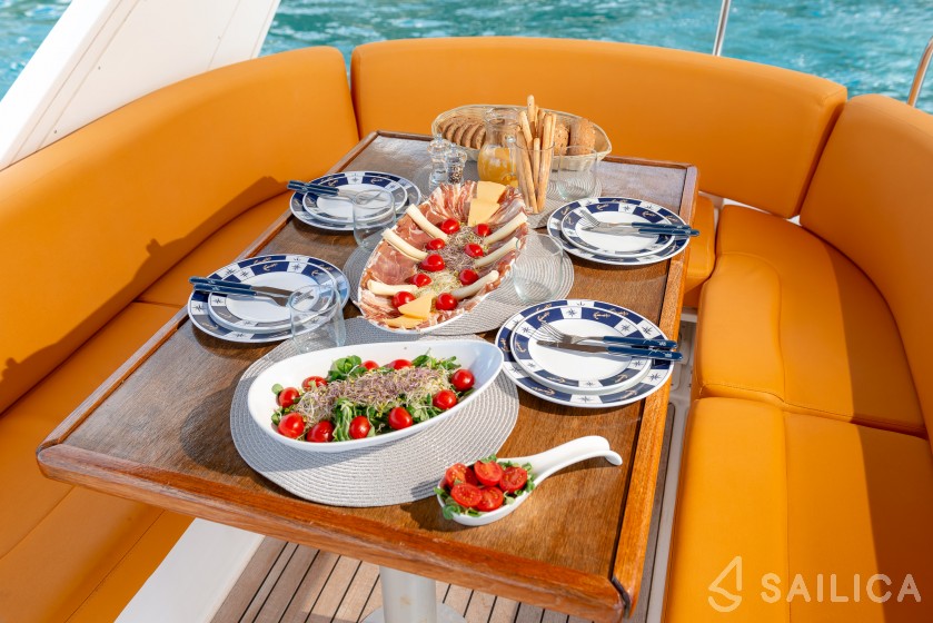 Sealine T 50 - Yacht Charter Sailica