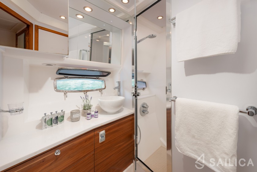 Sealine T 50 - Yacht Charter Sailica
