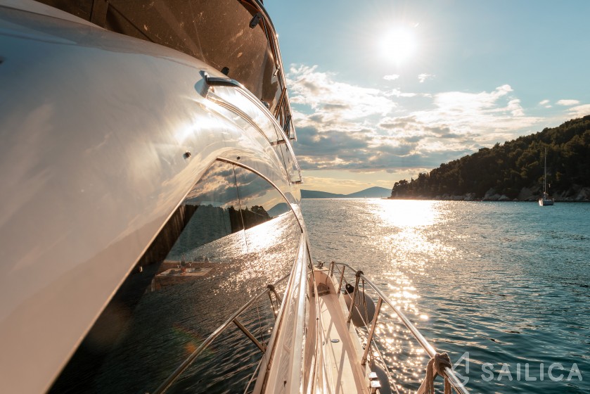 Sealine T 50 - Yacht Charter Sailica
