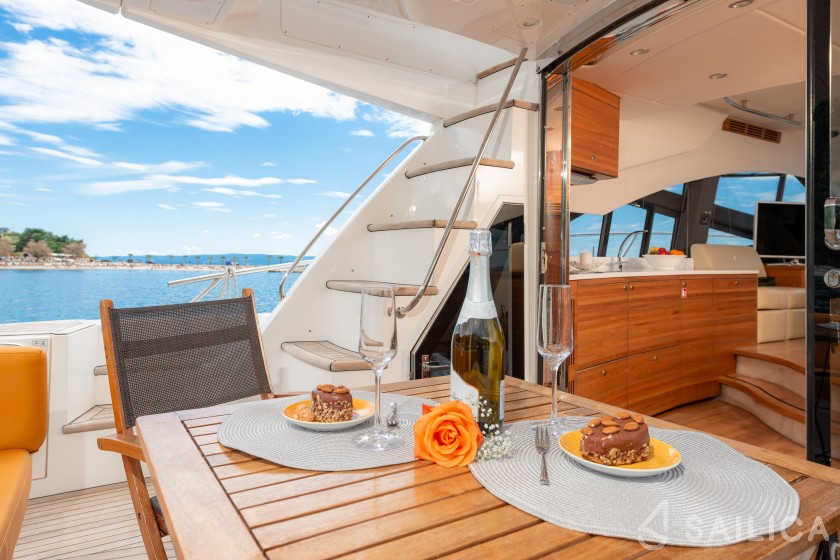 Sealine T 50 - Yacht Charter Sailica