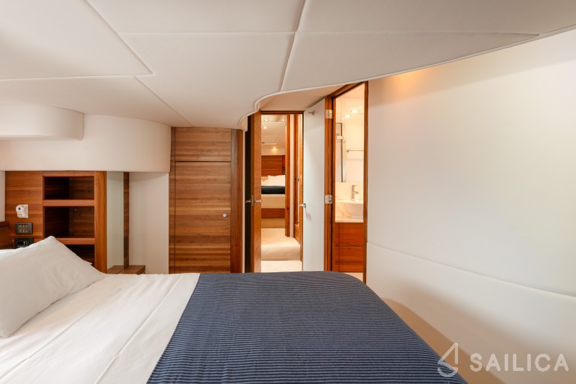 Sealine T 50 - Yacht Charter Sailica