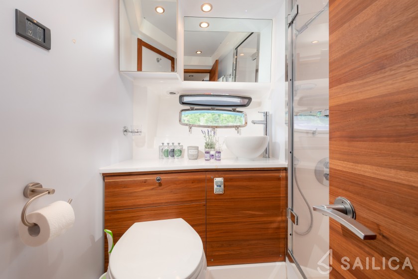 Sealine T 50 - Yacht Charter Sailica