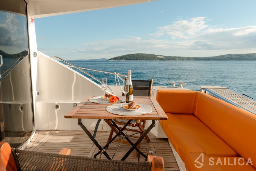 Sealine T 50 - Yacht Charter Sailica