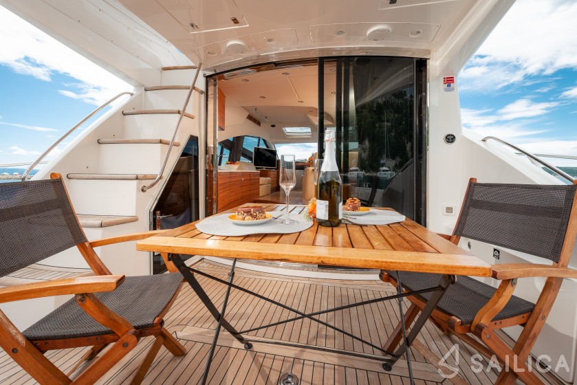Sealine T 50 - Yacht Charter Sailica