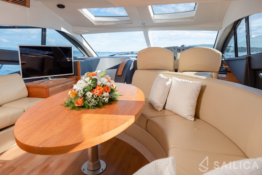 Sealine T 50 - Yacht Charter Sailica