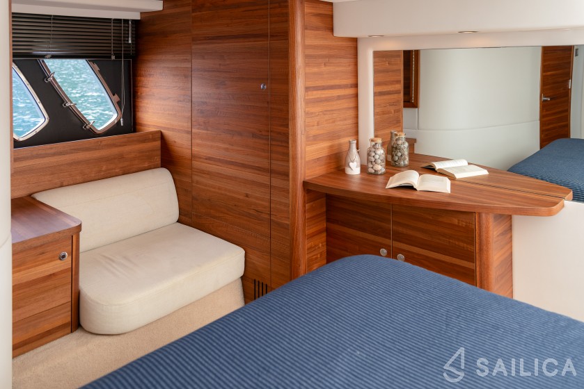 Sealine T 50 - Yacht Charter Sailica