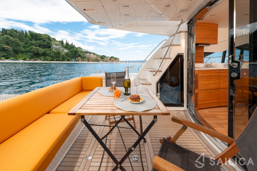 Sealine T 50 - Yacht Charter Sailica