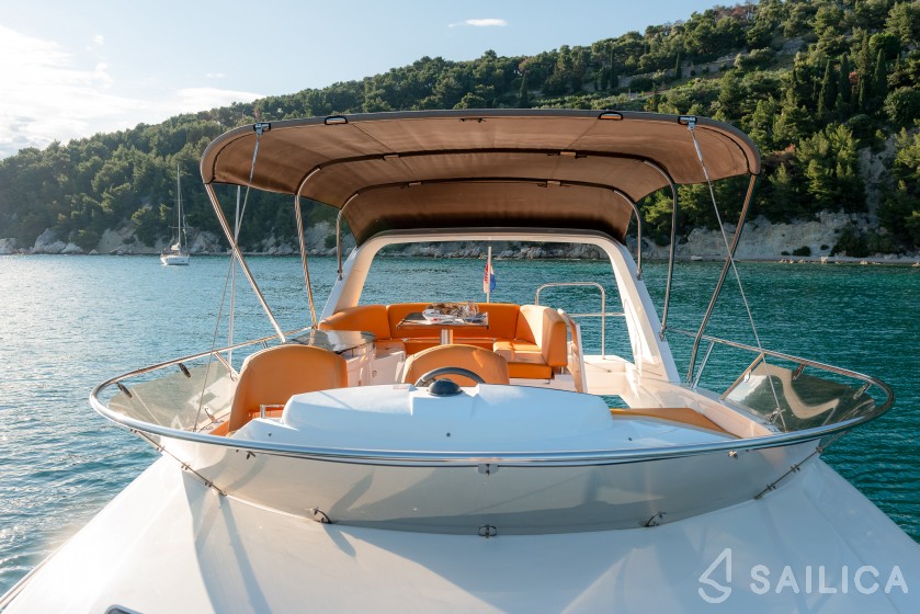 Sealine T 50 - Yacht Charter Sailica