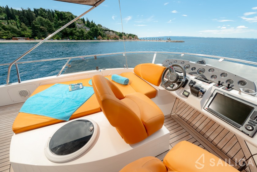 Sealine T 50 - Yacht Charter Sailica