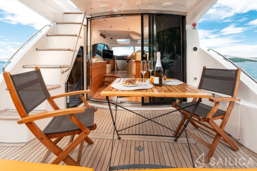 Sealine T 50 - Yacht Charter Sailica