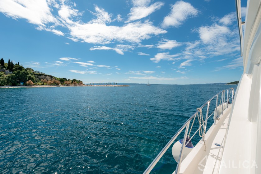 Sealine T 50 - Yacht Charter Sailica