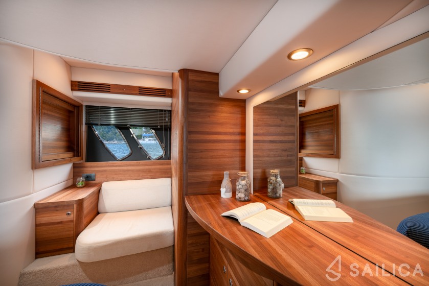 Sealine T 50 - Yacht Charter Sailica