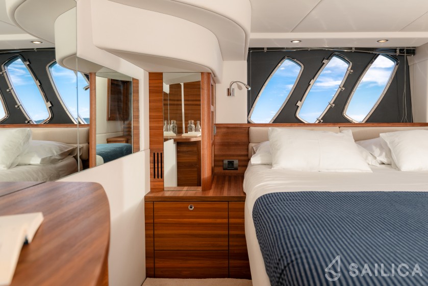 Sealine T 50 - Yacht Charter Sailica