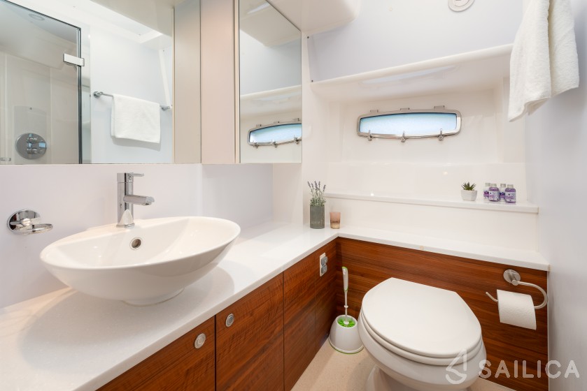 Sealine T 50 - Yacht Charter Sailica