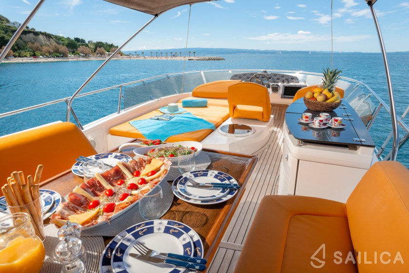Sealine T 50 - Yacht Charter Sailica