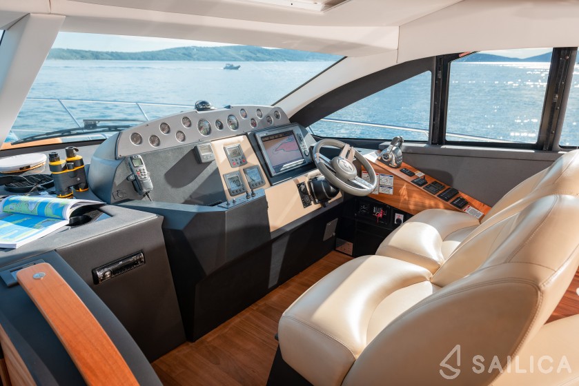 Sealine T 50 - Yacht Charter Sailica