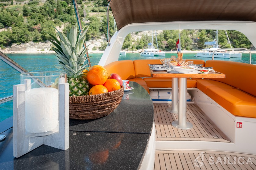 Sealine T 50 - Yacht Charter Sailica