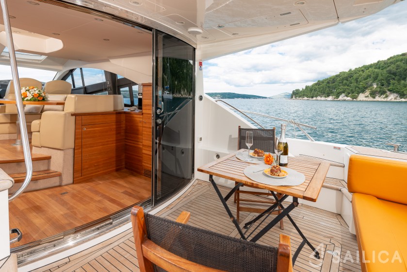 Sealine T 50 - Yacht Charter Sailica
