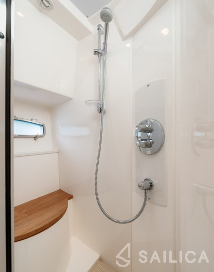 Sealine T 50 - Yacht Charter Sailica