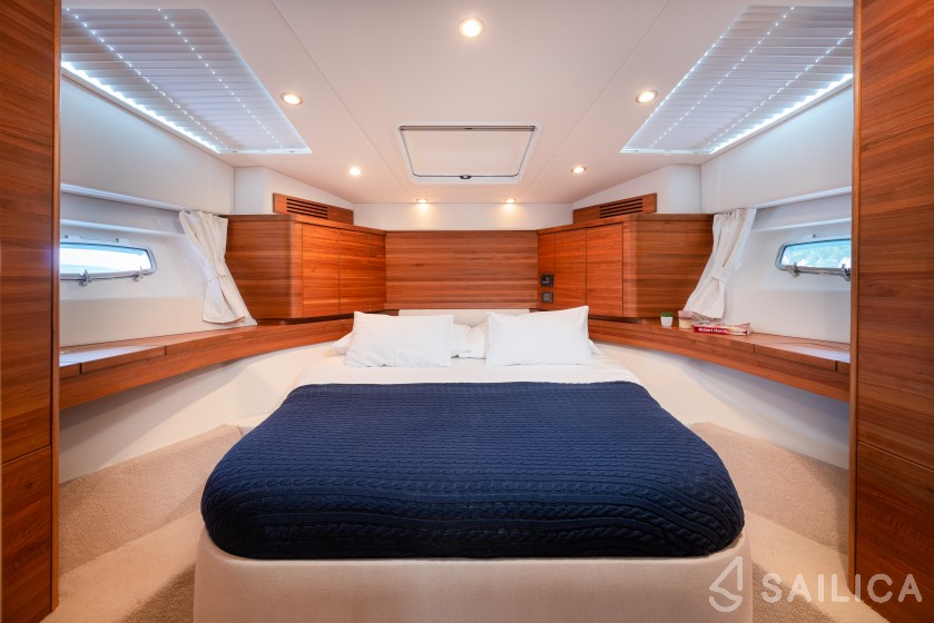 Sealine T 50 - Yacht Charter Sailica