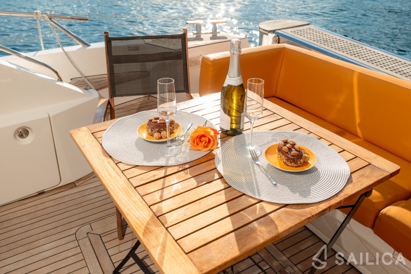 Sealine T 50 - Yacht Charter Sailica