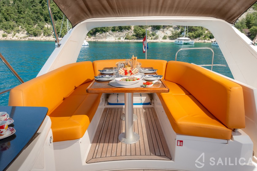 Sealine T 50 - Yacht Charter Sailica