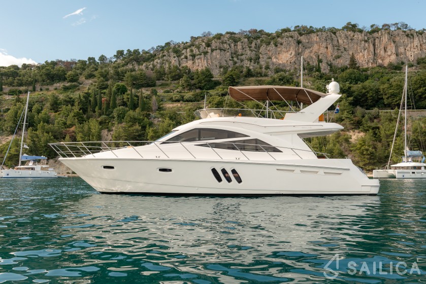 Sealine T 50 - Yacht Charter Sailica