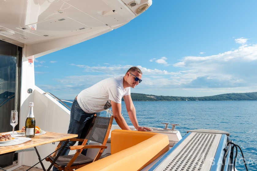 Sealine T 50 - Yacht Charter Sailica