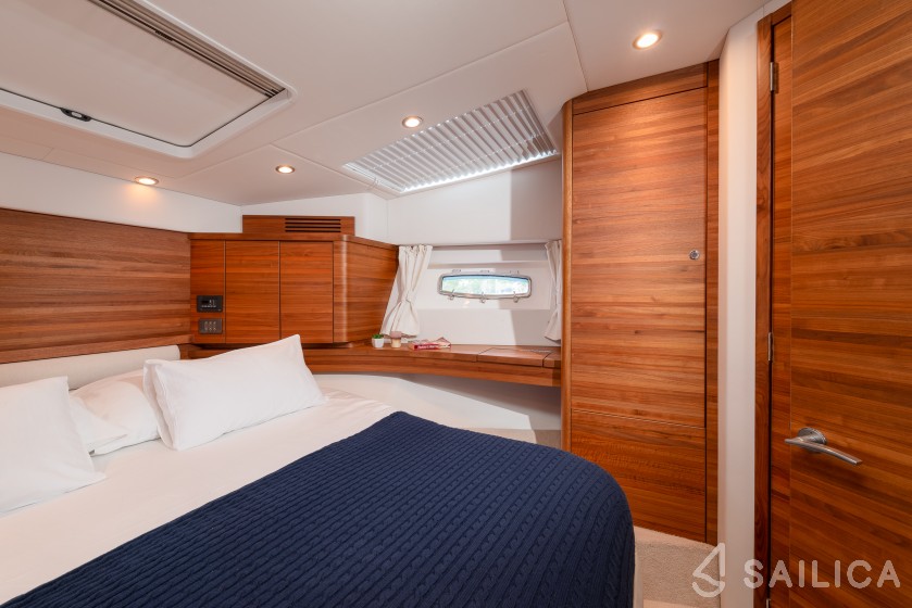 Sealine T 50 - Yacht Charter Sailica