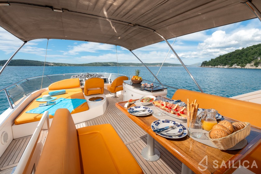 Sealine T 50 - Yacht Charter Sailica